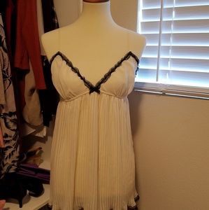 VICTOR SECRET LINGERIE SZ MEDIUM